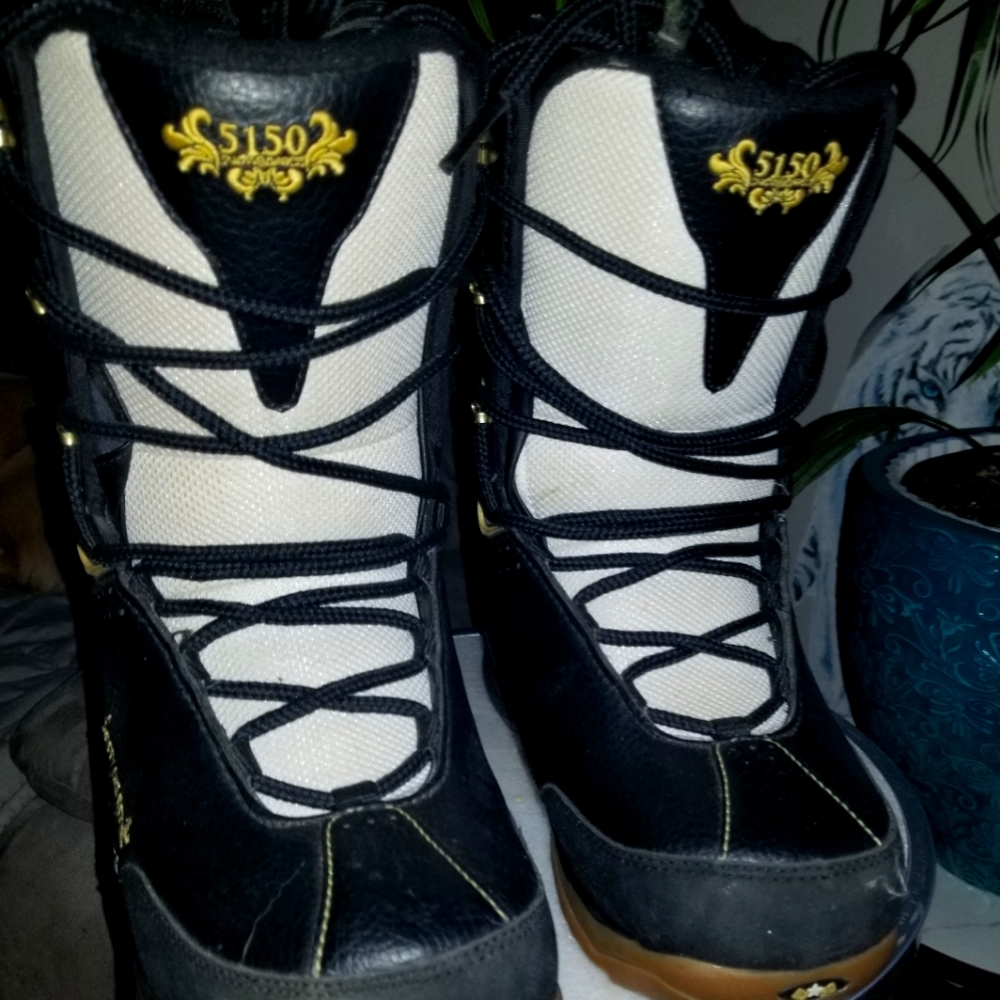 5150 Woman's Dynasty Snowboard Boots Size 7
